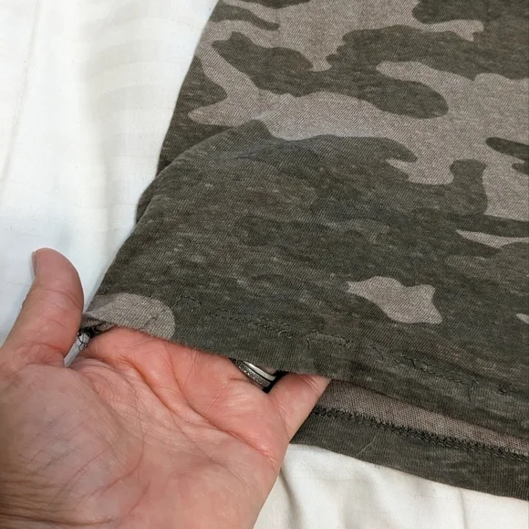 Universal thread Monterey V-neck tee shirt in camo print size Medium - Picture 5 of 6